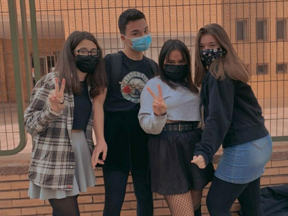 Adriana Rivarés, Miguel Guzmán, Ibis Betancourth y Yuna Maldonado, con sus faldas a las puertas del IES Montes Negros de Grañén.