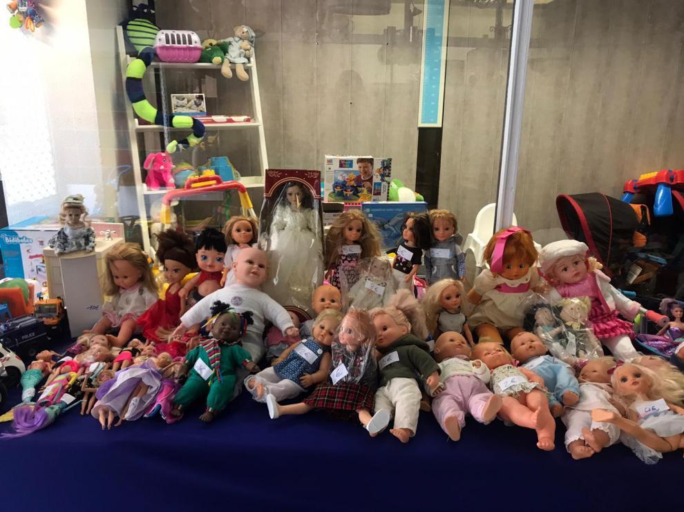 Algunos de los juguetes reciclados que se pondrán a la venta este viernes en el rastrillo de Cáritas Huesca.