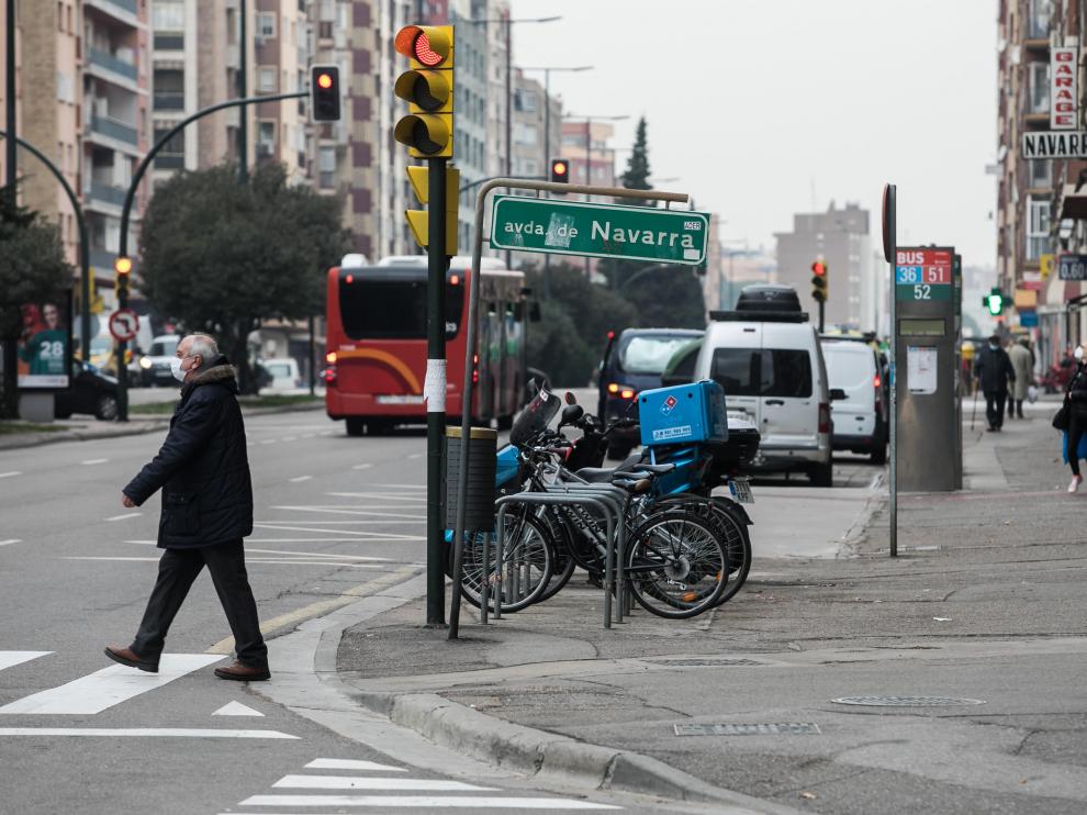 La avenida de Navarra tiene seis carriles de circulación y la mayoría de sus aceras son de cemento.
