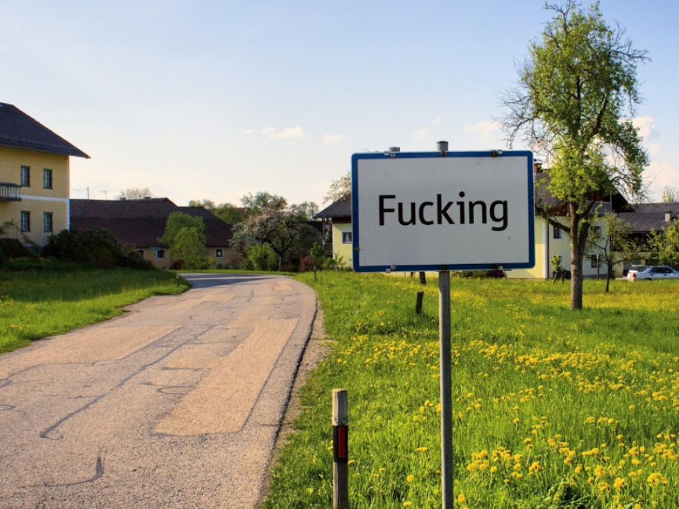 Cartel a la entrada de Fucking