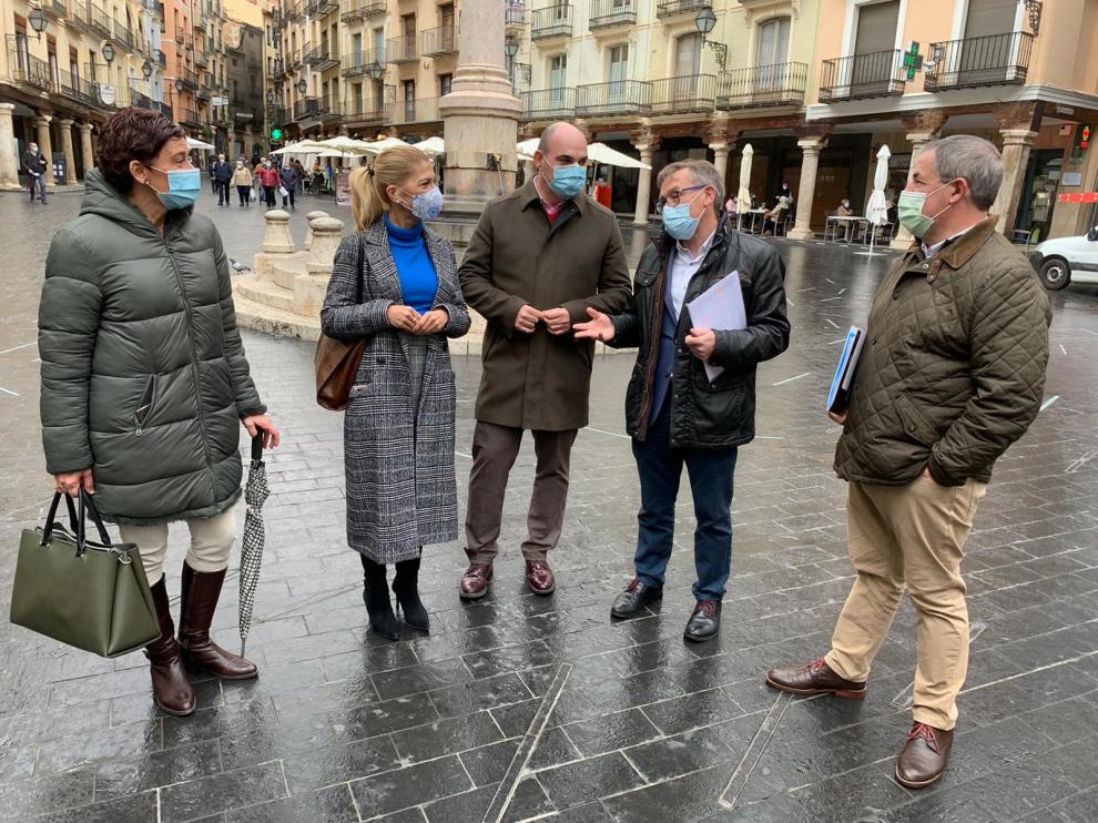Rueda de prensa del PP de Teruel ofrecida en la plaza del Torico.
