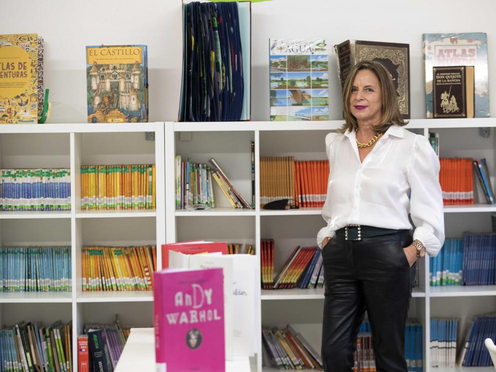 Rosa Llorente, en la biblioteca escolar del CEIP Ramiro Soláns de Zaragoza
