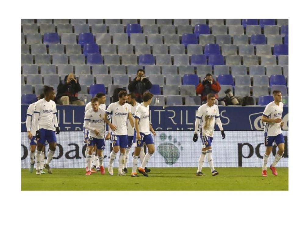 Los futbolistas del Real Zaragoza, segundos después de anotar el 1-0 a favor frente al Rayo Vallecano. La 'alegría' es singular.