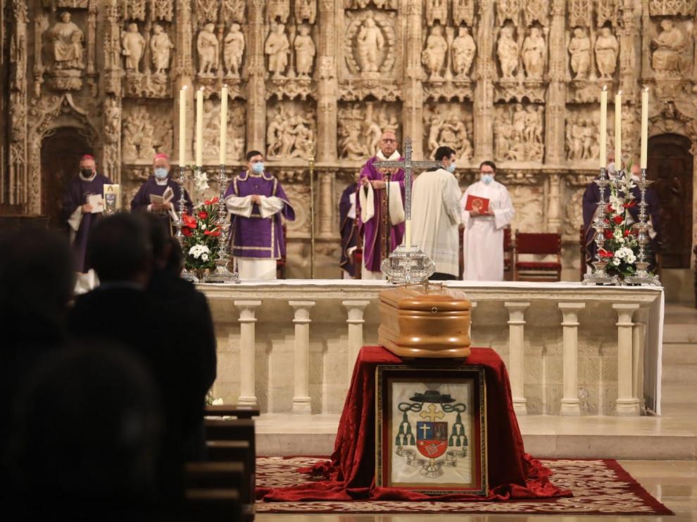 El cardenal Juan José Omella ha presidido el ritual de las exequias celebrado en la catedral de Huesca.
