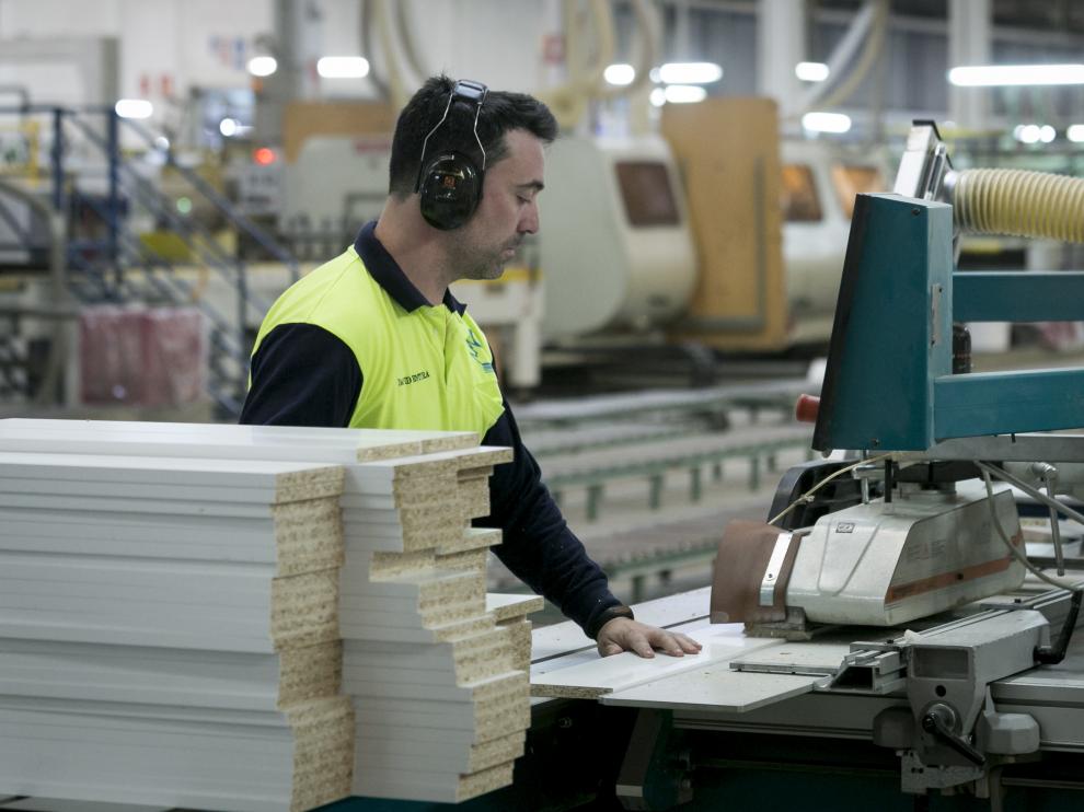 Uno de los trabajadores de Salgar en las instalaciones de la fábrica en carretera de Logroño.
