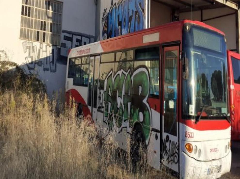 Uno de los autobuses dañados por el grafitero detenido en Huesca.
