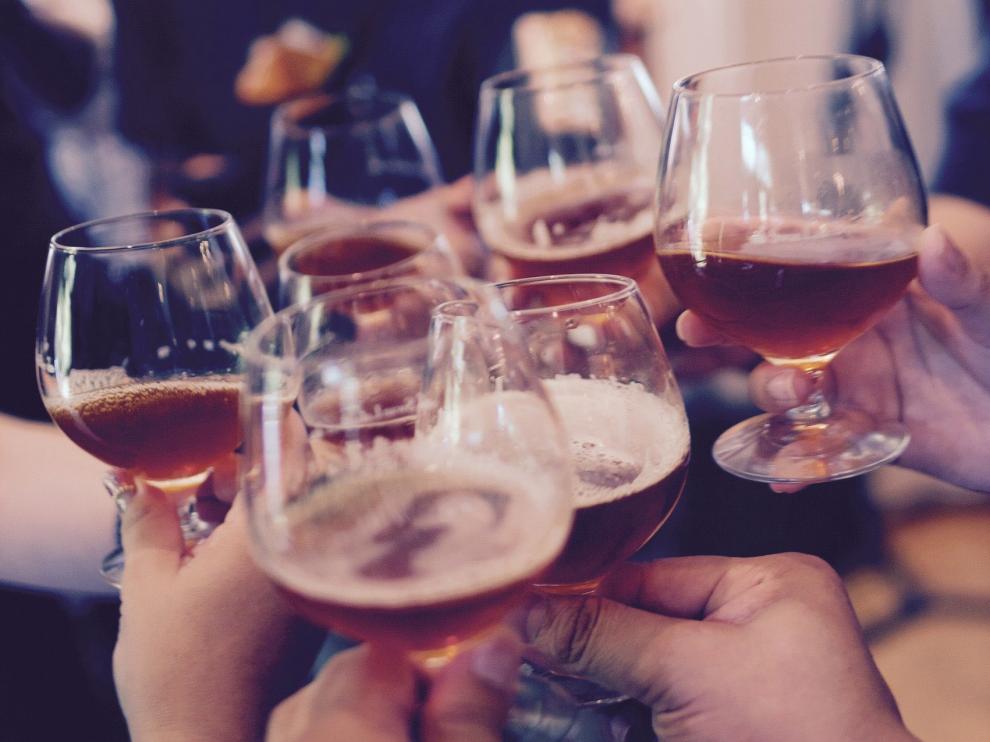 La afirmación de que el alcohol cura el coronavirus fue una de las noticias falsas más difundidas en los comienzos de la pandemia.