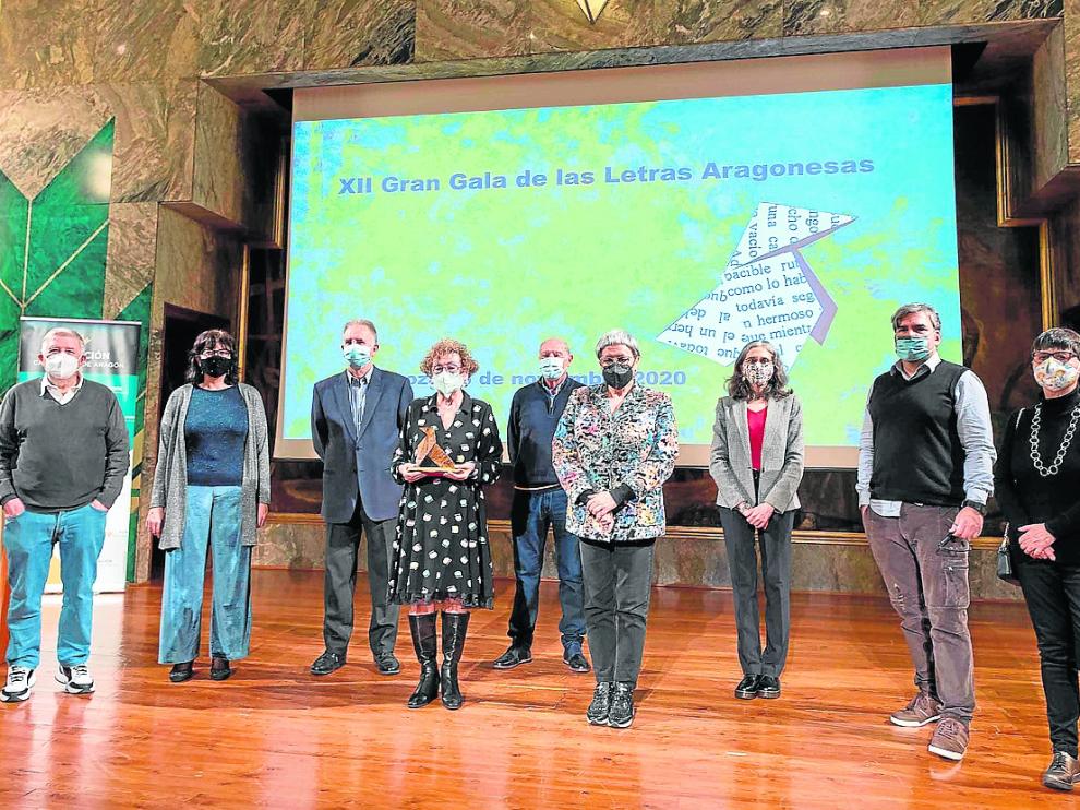 Ángela Abós posa con el galardón junto a los miembros de la junta de la AEE