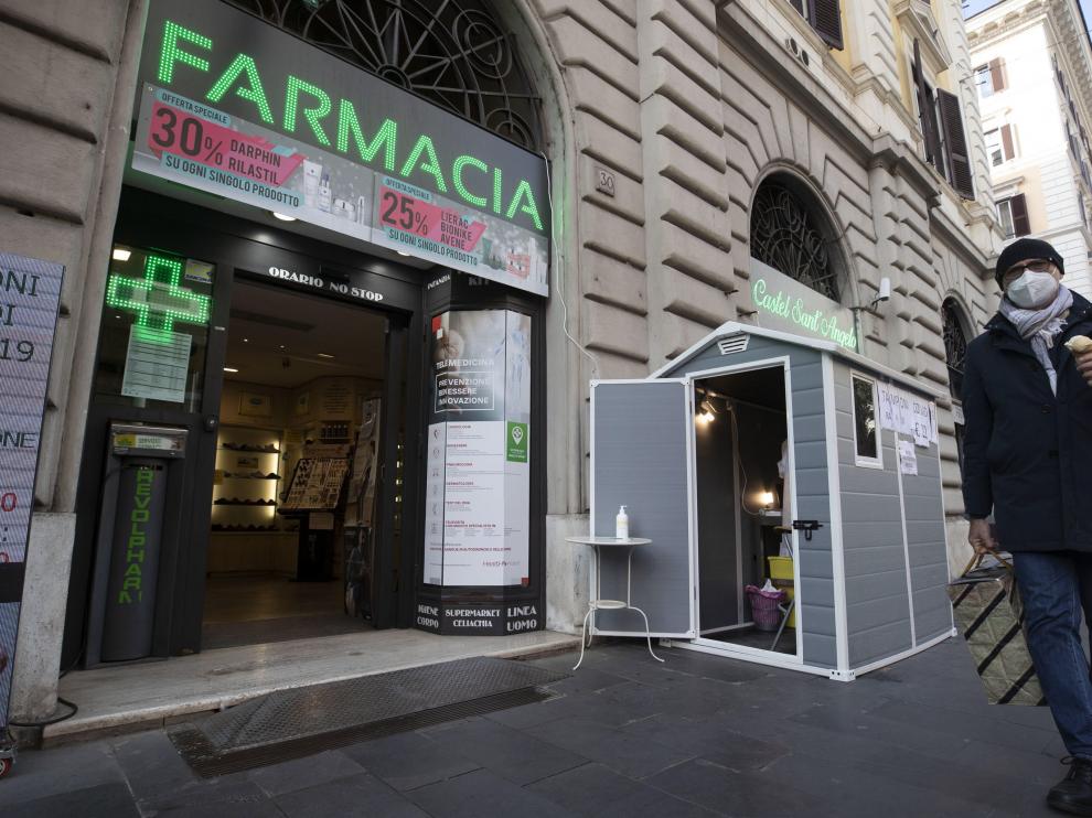 Caseta para realizar test rápidos en una farmacia de Roma.