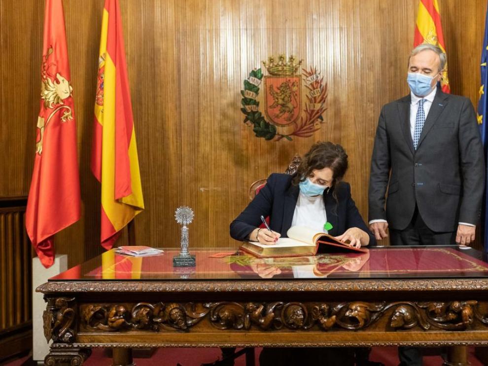 Isabel Díaz Ayuso firmando en el libro del Ayuntamiento de Zaragoza