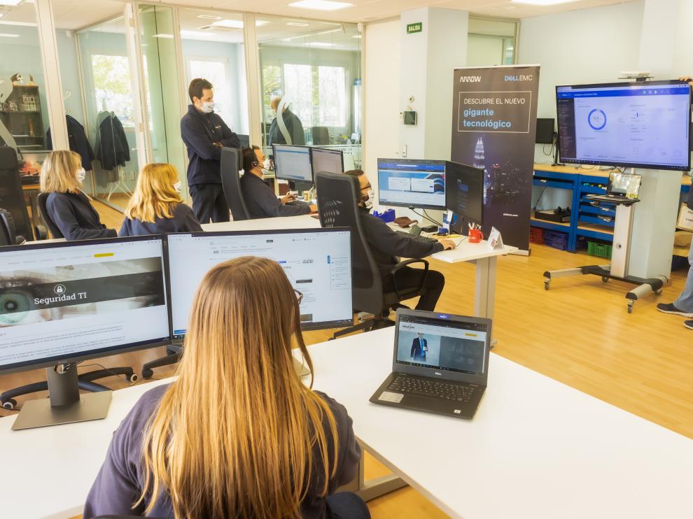 El equipo de Megastar, trabajando en la sede de la empresa, en el zaragozano barrio del Actur.