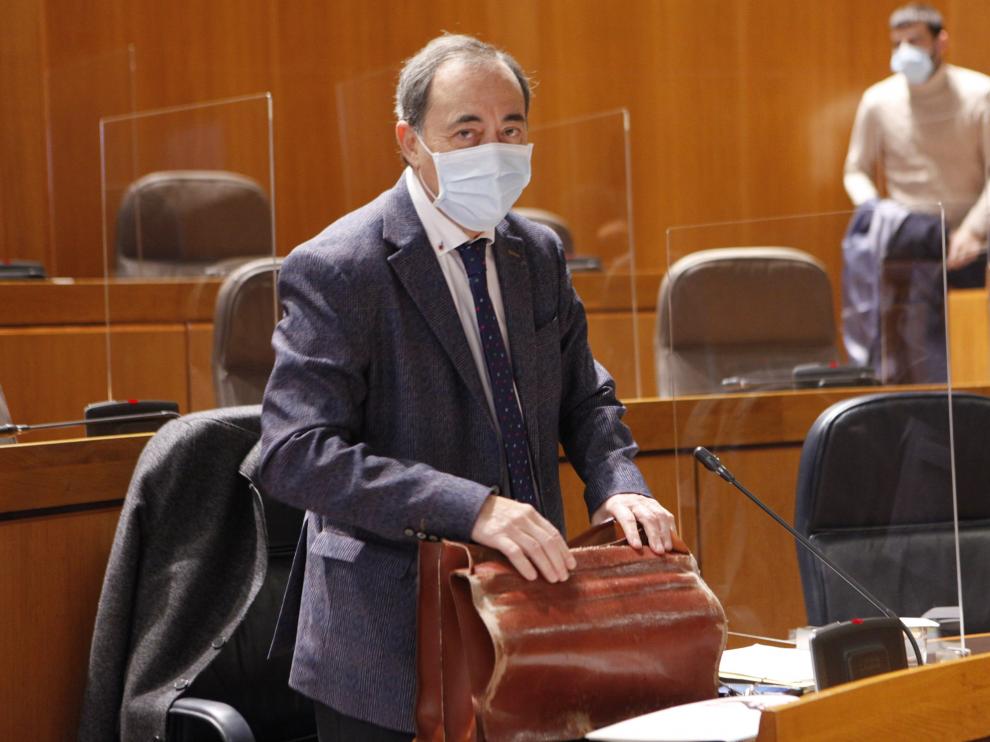 El nuevo gerente del Salud, José María Arnal, ayer en su primera comparecencia en las Cortes