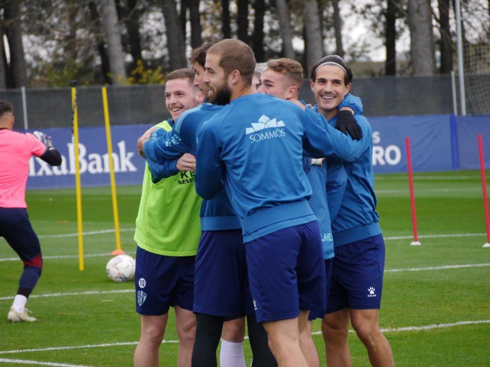 Varios futbolistas se abrazan durante un ejercicio de este viernes.