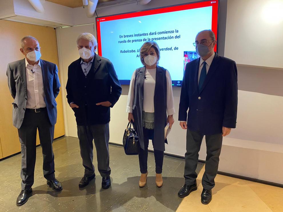 Javier Lambán, a la derecha, con Felipe González, Elena Valenciano y Antonio Caño, autor del libro sobre Rubalcaba.