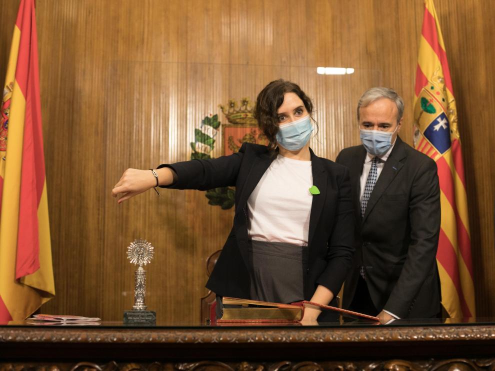 La presidenta de Madrid, Isabel Díaz Ayuso, con el alcalde de Zaragoza, Jorge Azcón.