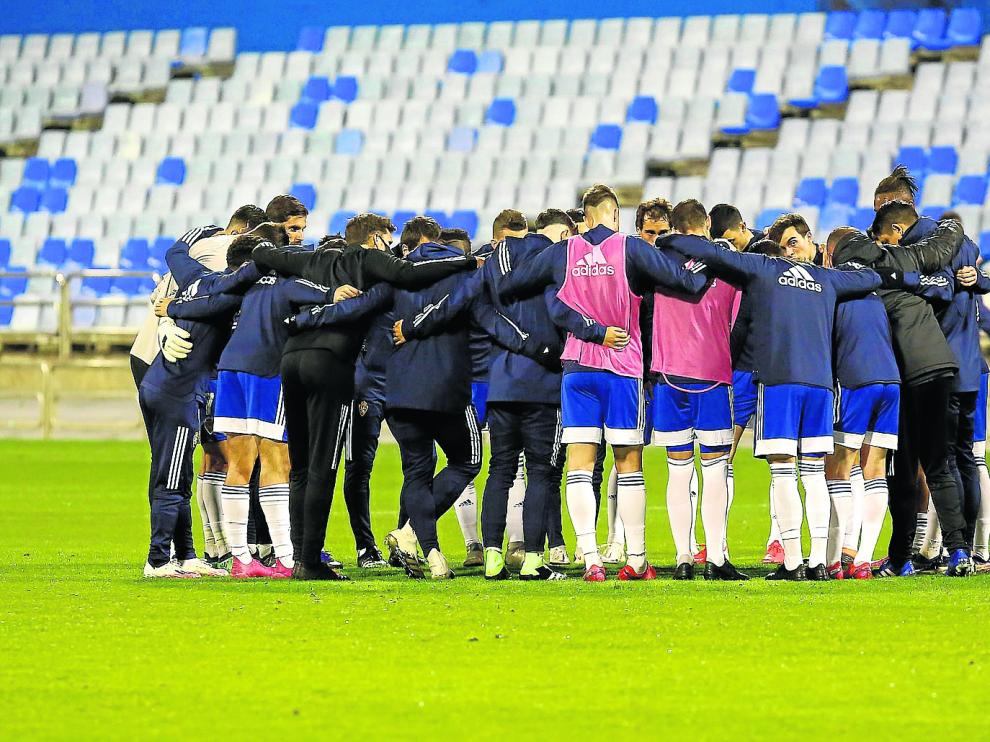 Los jugadores del Real Zaragoza hacen piña antes del partido ante el Rayo Vallecano.