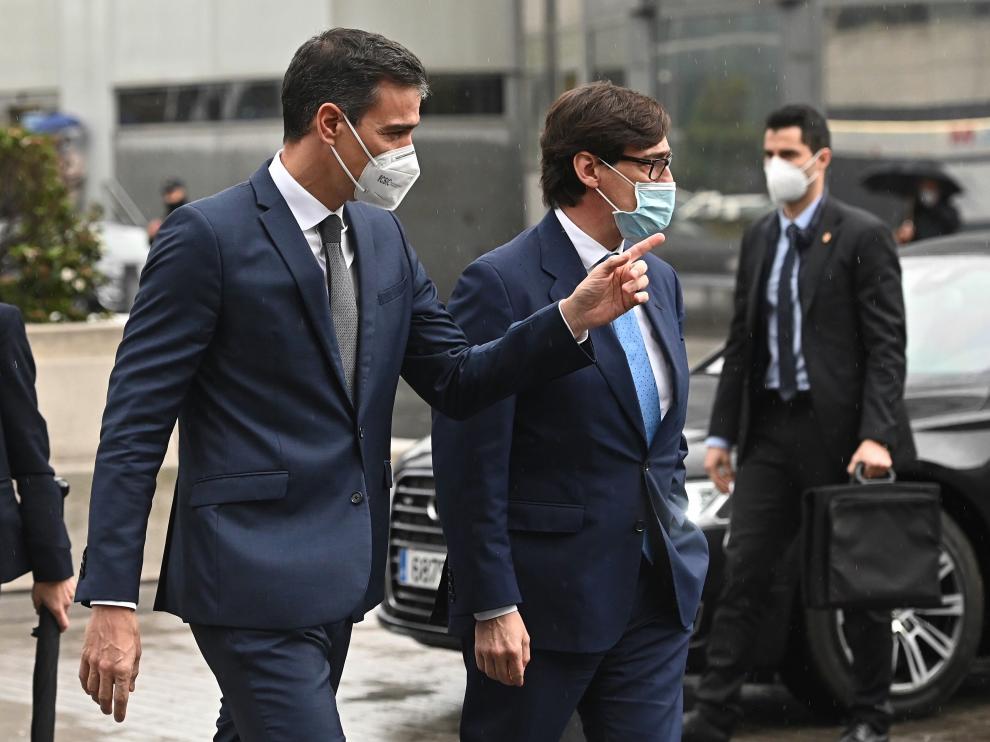 Sánchez e Illa visitan la Unidad Central de Investigación Clínica y Ensayos Clínicos del Hospital de La Paz