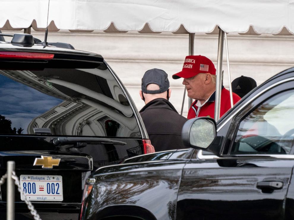 Trump sale de la Casa Blanca rumbo a su club de golf en Sterling, Virginia, este viernes, 27 de noviembre.