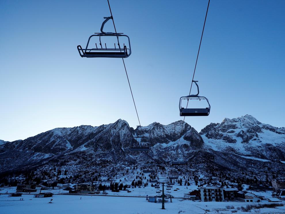 Un estación de esquí cerrada en los alpes dolomitas
