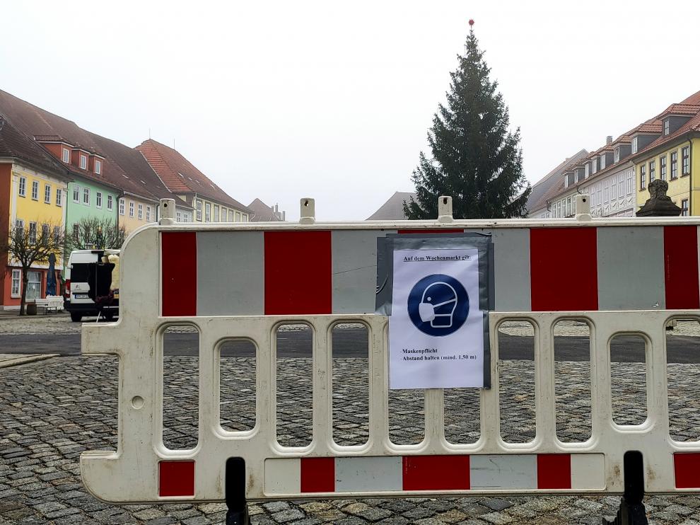 Una señal recuerda el uso de mascarillas en un mercadillo navideño de Hildburghausen.