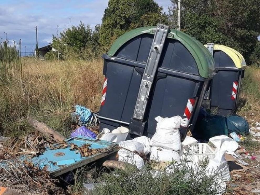 Basura acumulada en el entorno de Monzalbarba.
