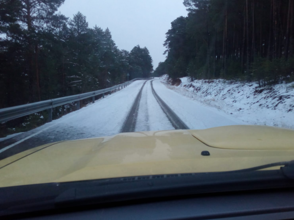 El director general de Carreteras, Bizén Fuster, ha compartido en redes sociales imágenes de los operarios limpiando de nieve las carreteras de Teruel.