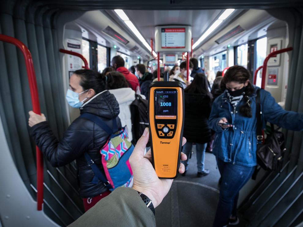 El medidor de CO2 arrojó niveles por encima de las 1.000 ppm en el tranvía.