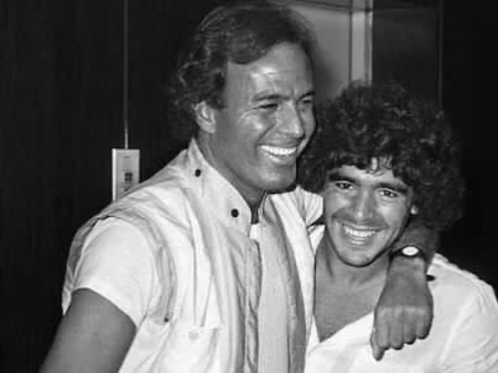 Julio Iglesias y Diego Armando Maradona, en la foto con la que el cantante se ha despedido del futbolista en redes sociales.