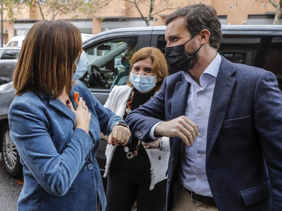 Pablo Casado saluda a la presidenta del PP de Valencia, este sábado en la capital del Turia.