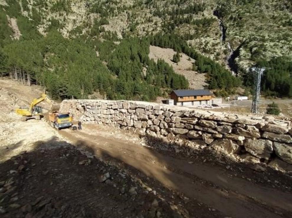 Recrecimiento de un muro para parar las avalanchas junto a la carretera.
