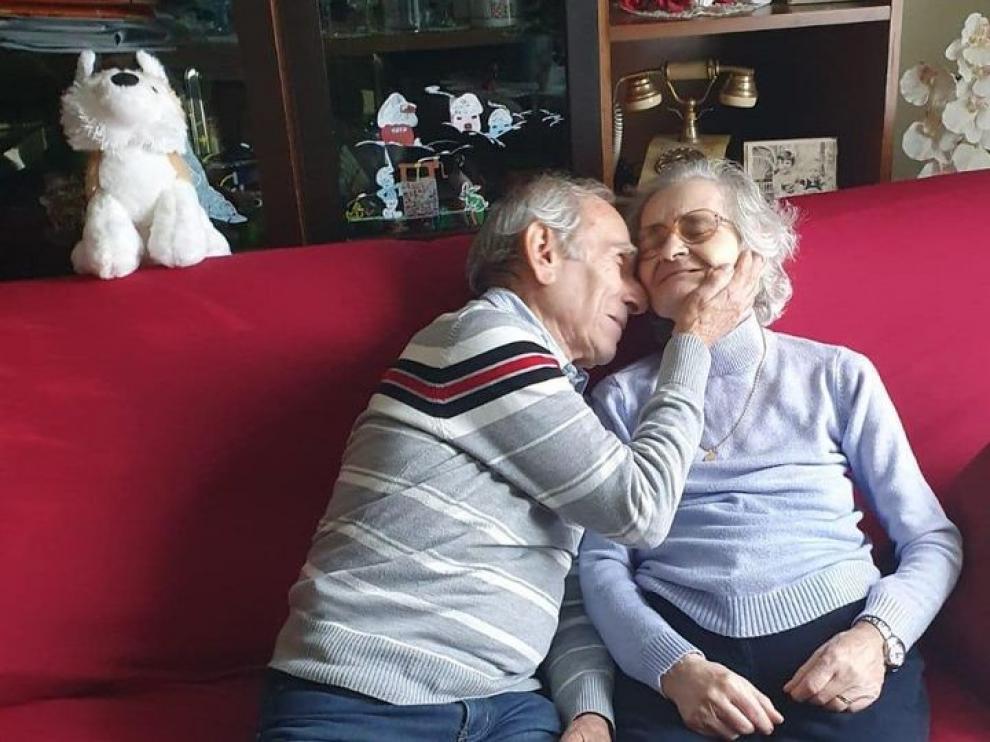 Stefano Bozzini acaricia a su mujer, Carla Sacchi, en su casa.