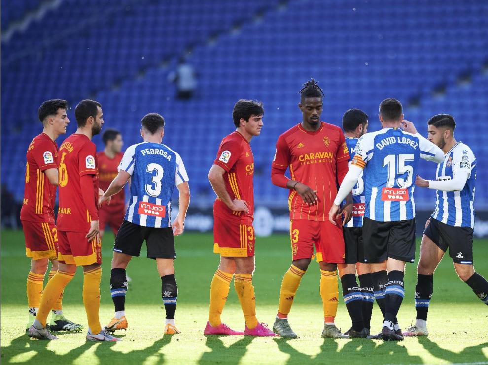 Una jugada a balón parado en ataque del Real Zaragoza durante el partido ante el Espanyol.