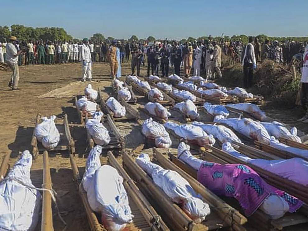 Maiduguri (Nigeria), 29/11/2020.- Nigerians attend a mass burial of farm workers killed in an attack at Zabarmari, Borno State, northeast Nigeria, 29 November 2020. According to reports, 43 farm workers in Zabarmari were killed by Boko Haram fighters in fields near Koshobe on 28 November 2020. The attackers tied up the farm workers and cut their throats in the village of Koshobe leaving many of them beheaded. (Atentado) EFE/EPA/STR Farm workers attack in Nigeria