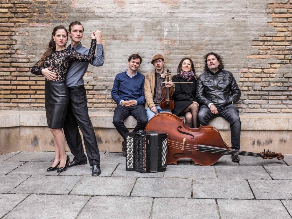 Iberotango lo forman los bailarines Pilar Ezquerra y José Antonio Gómez y los músicos (sentados, de izquierda a derecha) Ander Tellería, Daniel Hurtado, María Pilar López y Diego Tejedor.