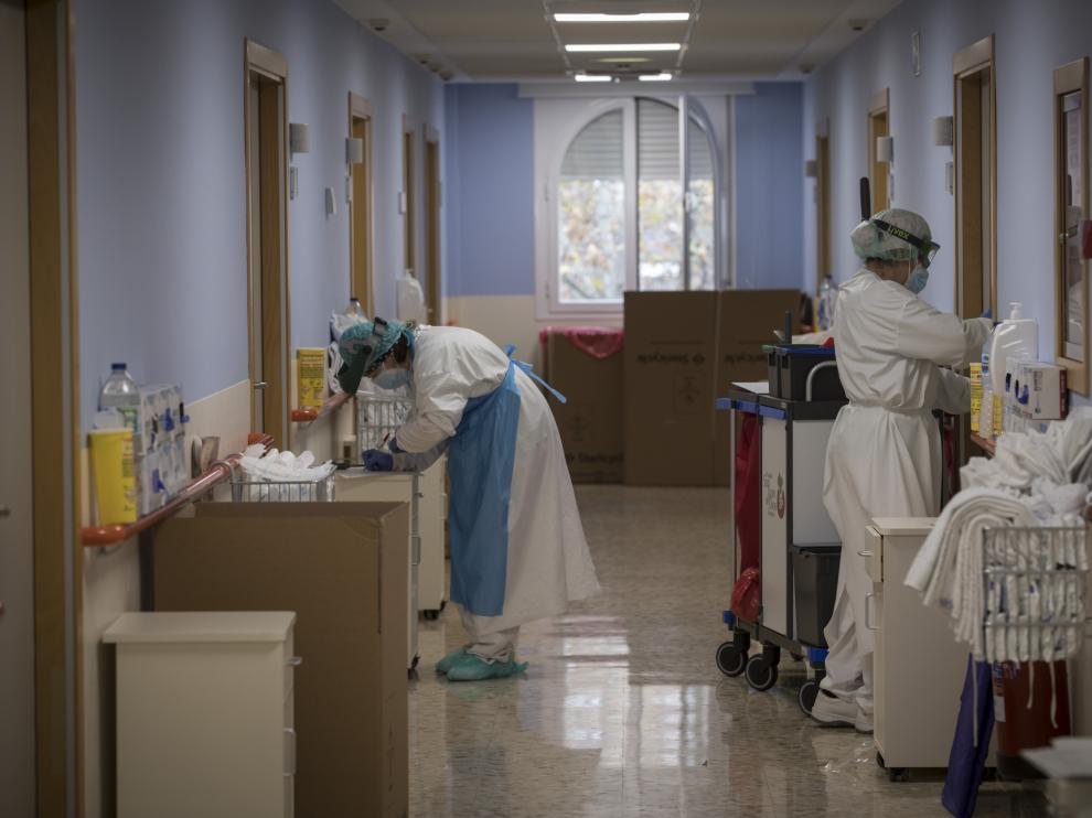 Sanitarios del Hospital San Juan de Dios, en el área dedicada a pacientes covid.