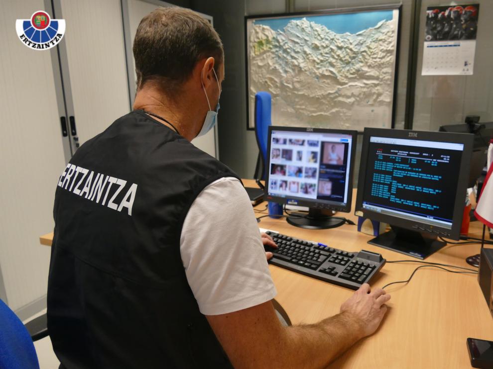 Un agente de la Ertzaintza durante la investigación contra la pornografía.