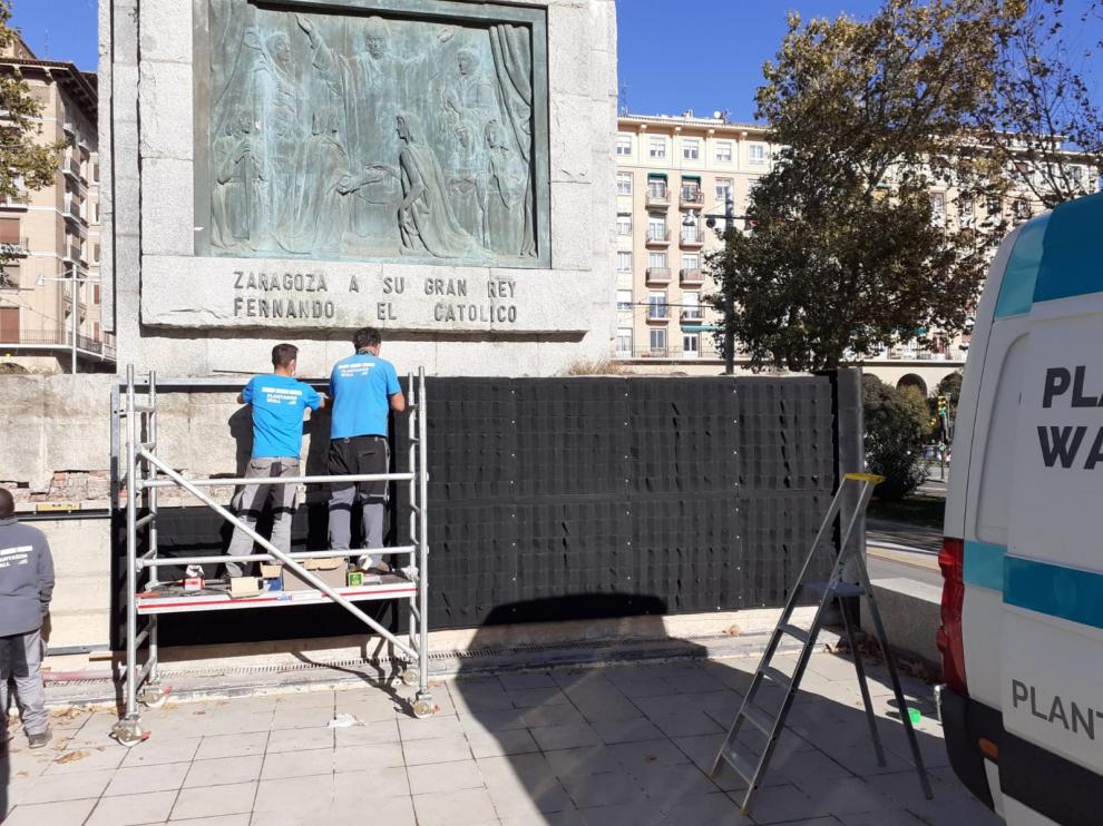 Trabajos de renovación del jardín de la plaza de San Francisco, este domingo en Zaragoza.