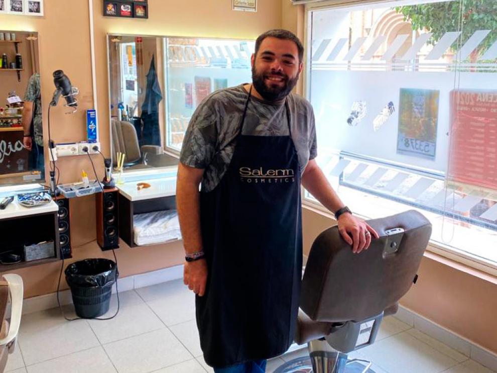 Albert Valero montó su barbería en Belchite en febrero de 2016.