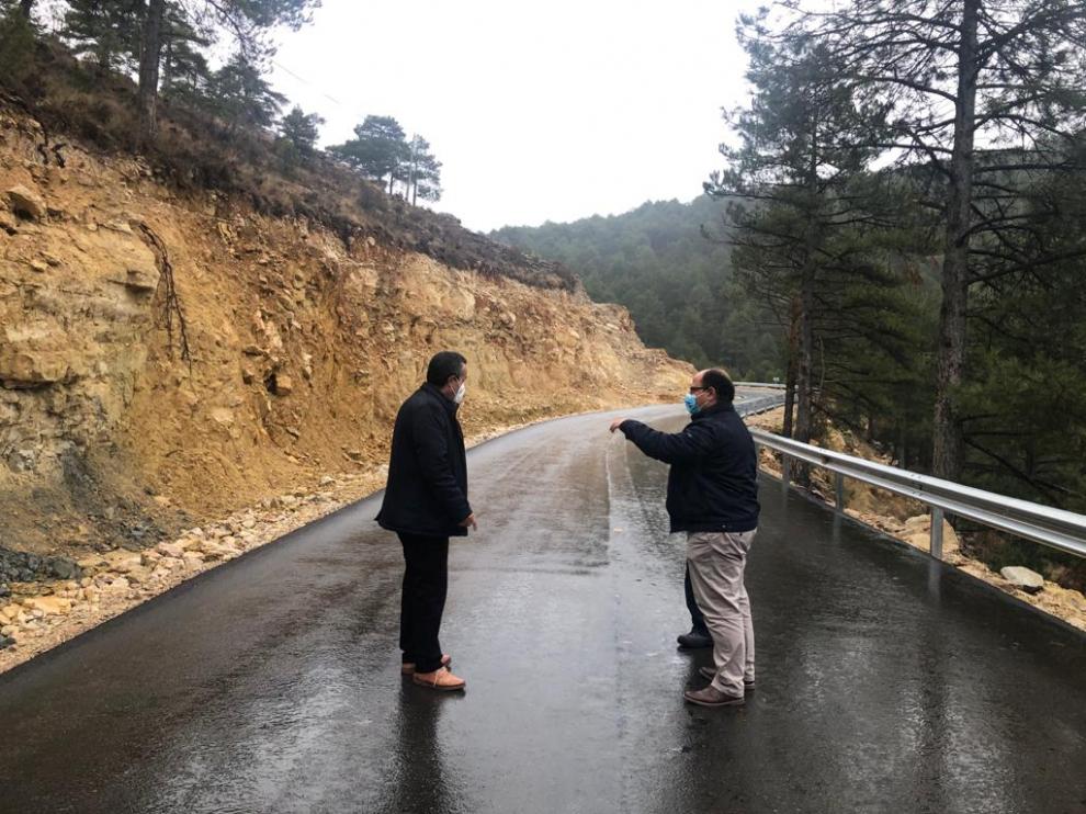 El alcalde de El Vallecillo, Pascual Giménez, a la izquierda, con el vicepresidente de la DPT, Alberto Izquierdo.