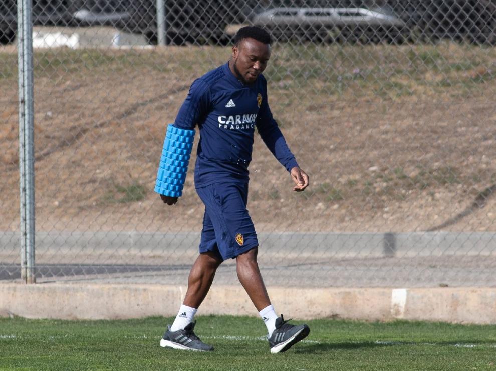 James Igbekeme, camino del gimnasio.