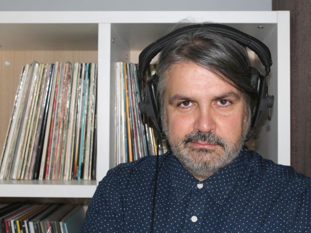 El compositor Juanjo Javierre, entre discos en su casa.