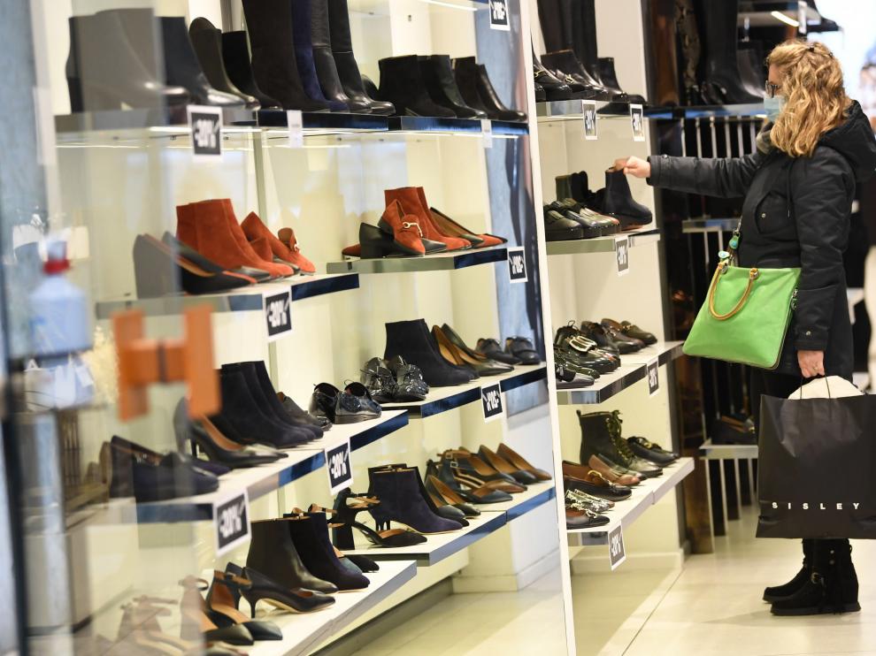 Lombardy region goes from red to orange covid restrictions
