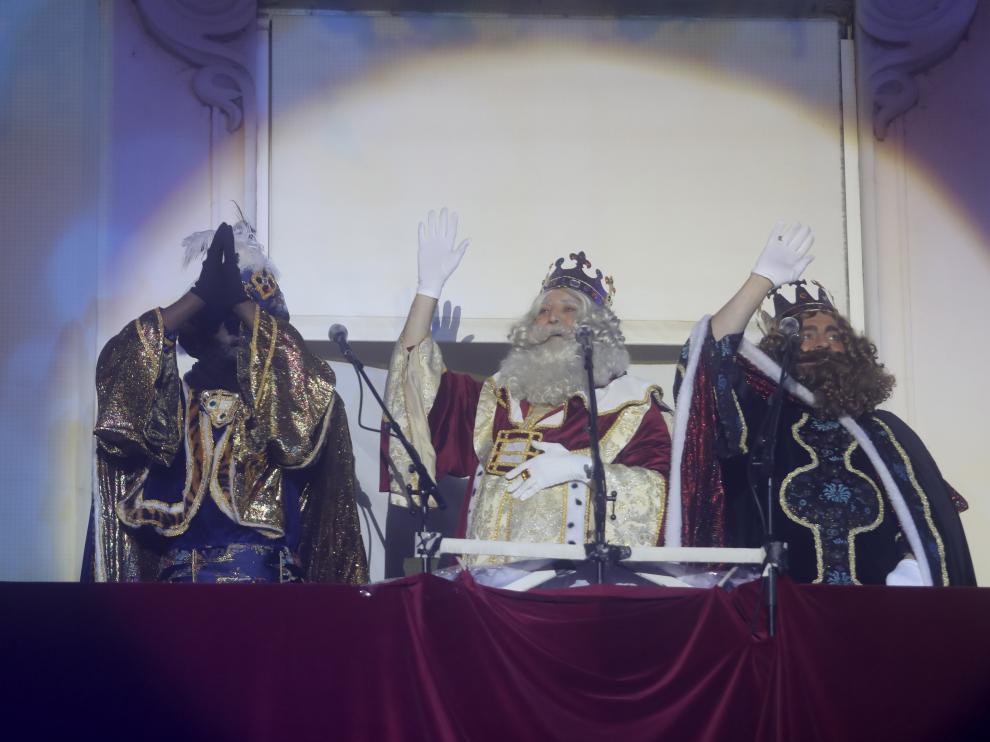 Los Reyes Magos lanzan su mensaje a los niños desde el balcón del Casino de Huesca.