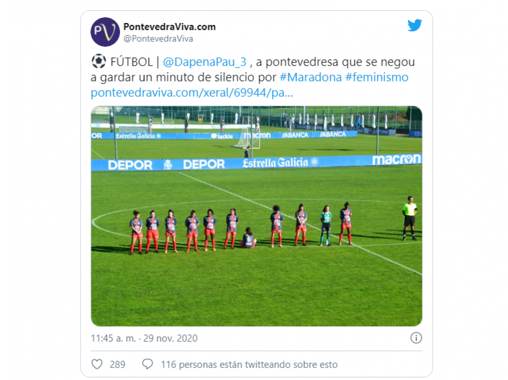 La web PontevedraViva.com publico la imagen de Paula sentada en protesta, un gesto que se viralizó en redes