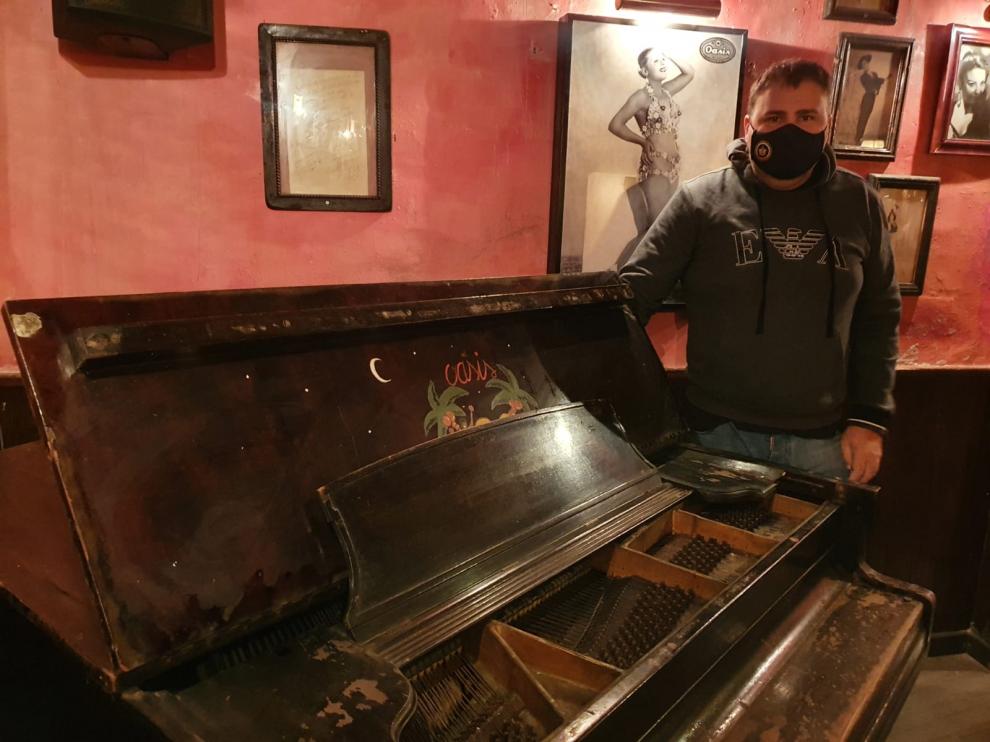 Mario Montañés, junto al viejo piano del bar de la sala Oasis de Zaragoza.