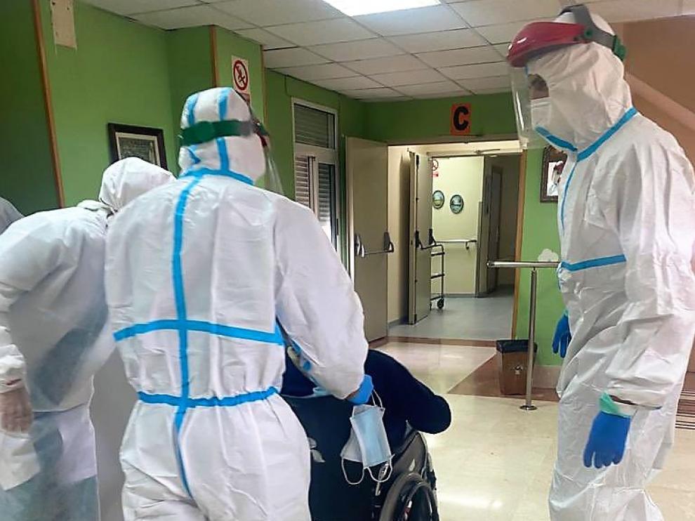 Efectivos de la UME realizaron el martes la desinfección de la residencia Sagrada Familia de Huesca