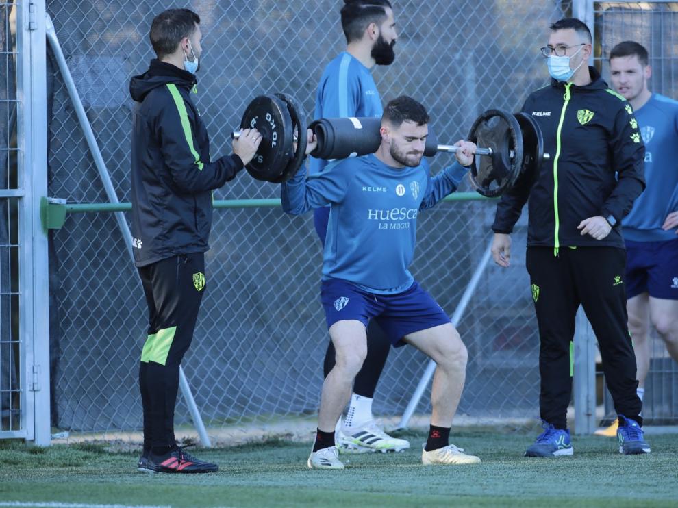 Javi Galán levanta peso en el entrenamiento de este miércoles.