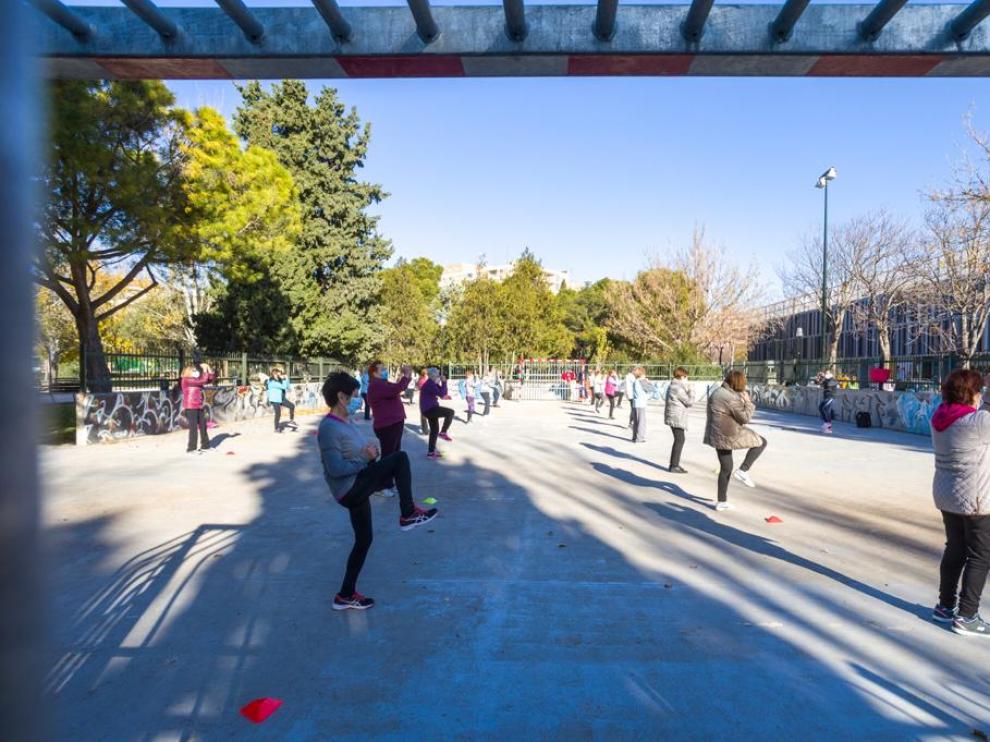 Mayores haciendo actividad deportiva