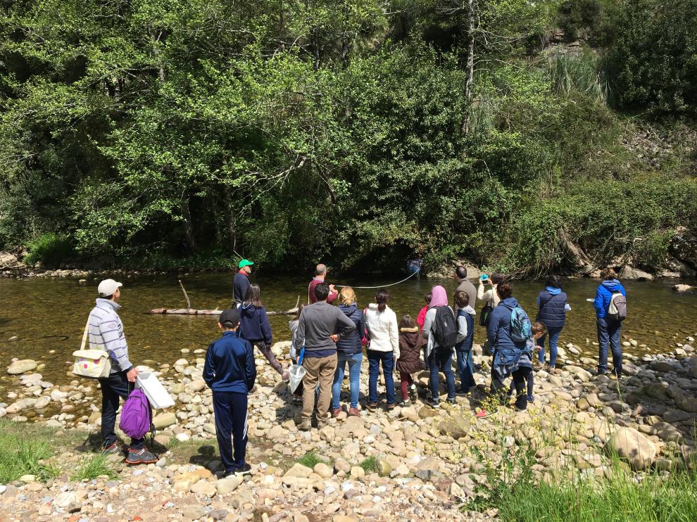 Participantes tomando datos del tramo de río que ellos eligen