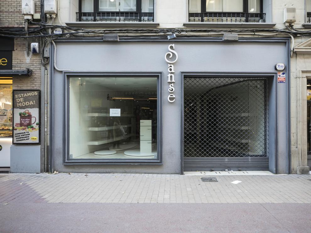 Una de las tiendas de Sanse cerrada, en el centro de Zaragoza.